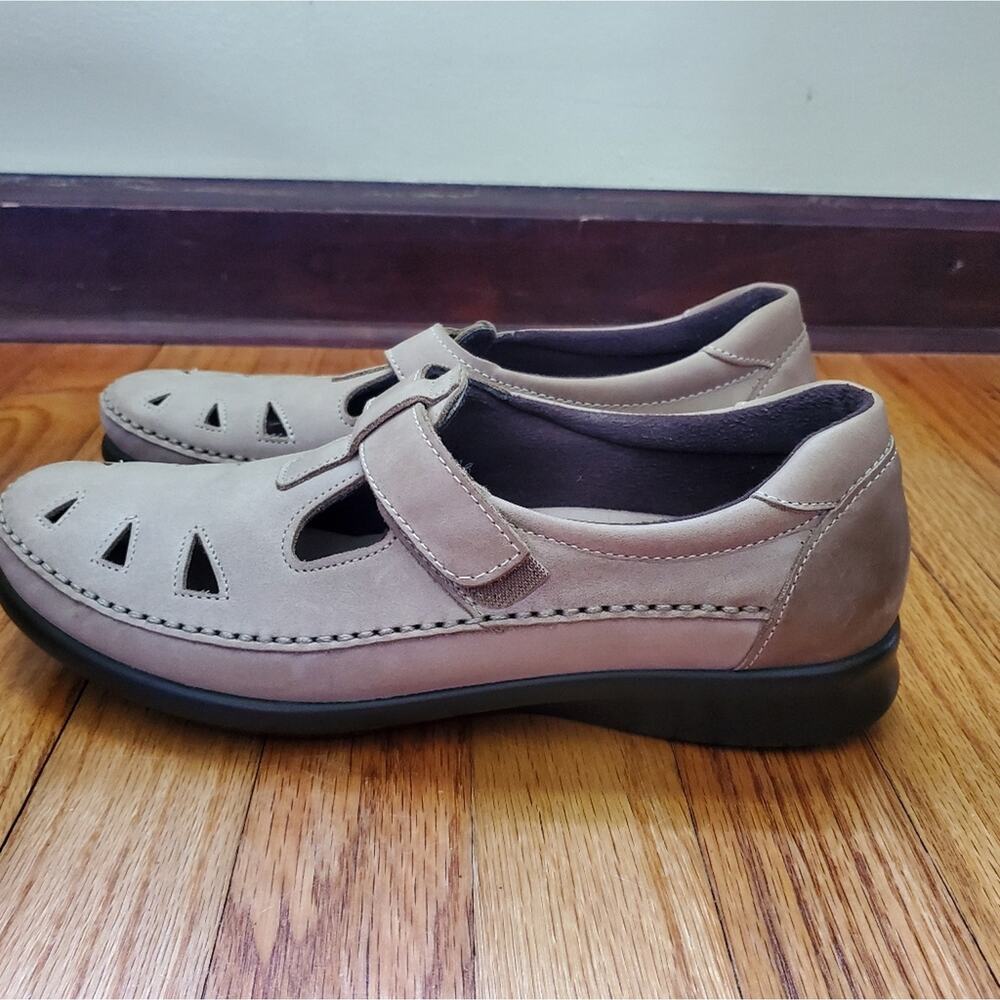 SAS beige cream women's shoes size 9.5 S flats loafers